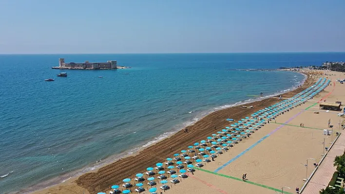 Yüzü Güneşe Dönük Mersin Plajlarında Hazırlıklar Tamam