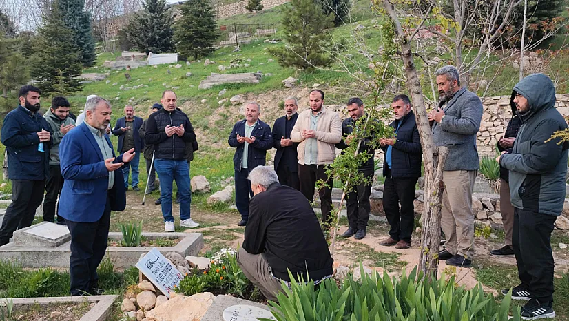 HÜDA PAR Merhum İl Başkanı Dönmezer'i Kabri Başında Yâd Etti