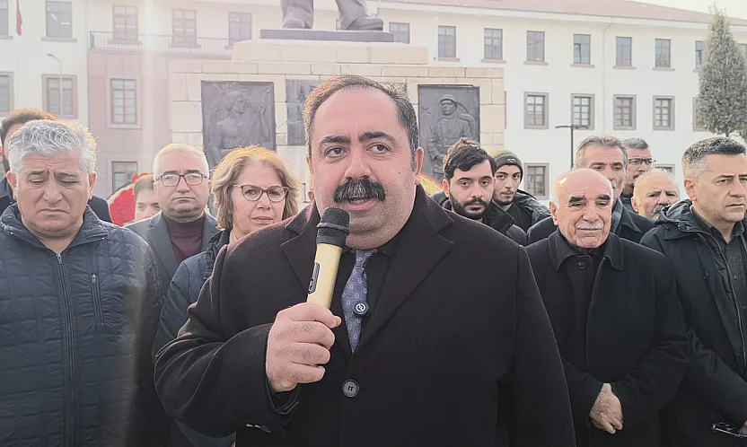 Yıldız, Büyük Lider İsmet İnönü'nün Önünde Saygıyla Eğiliyoruz